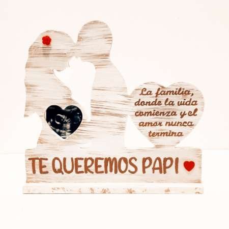 Silueta portaeco en madera con diseño de los papás y corazón con frase