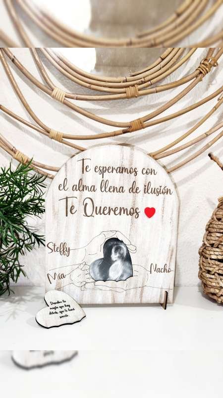 Marco para ecografía con frase personalizada y manitos de familia con nombres